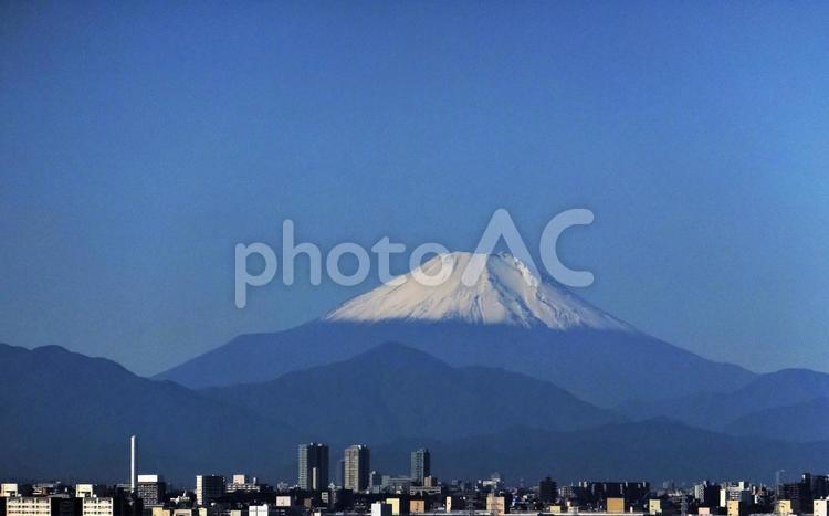 街を見守る雪をかぶった富士山 富士山,雪,静謐間の写真素材
