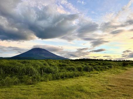 真夏の朝の富士山と雲 真夏の朝の富士山と雲の写真