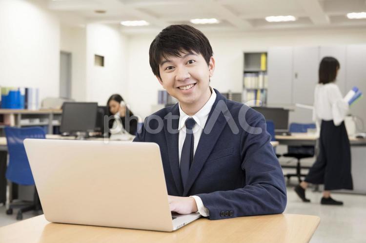 仕事中の男性 オフィス,仕事中,デスクの写真素材