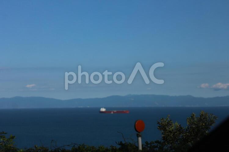 トンネルを出て見えた大型船 伊豆半島,シルエット,半島の写真素材