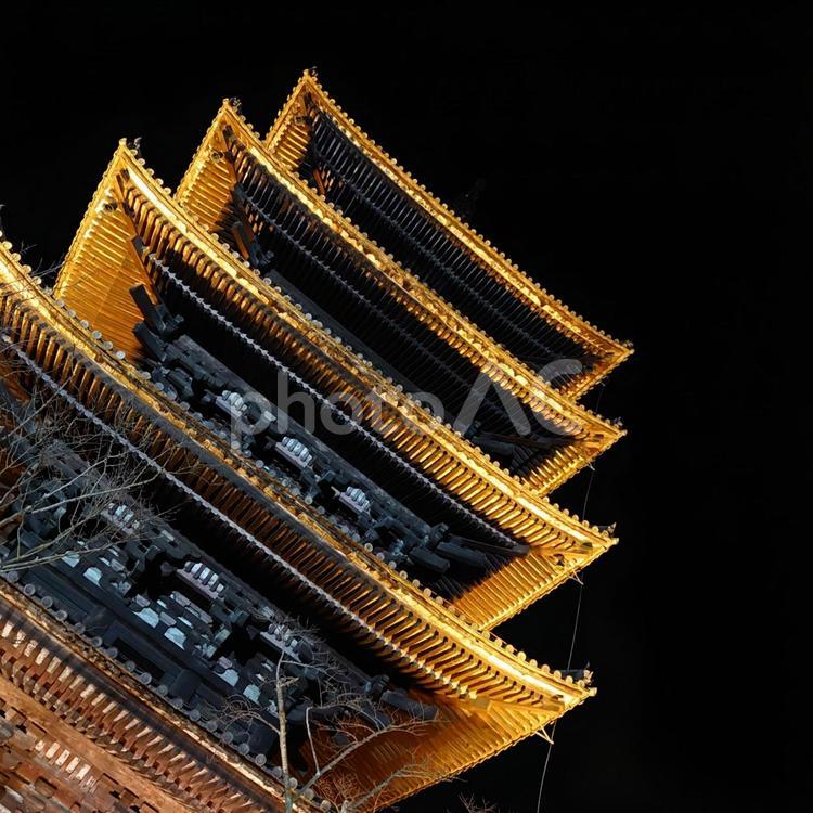 京都夜景　八坂の塔　法観寺　ライトアップ 法観寺,八坂の塔,ライトアップの写真素材