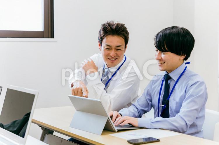 会社でフランクに話しかけるビジネスマン ビジネス,ビジネスマン,笑顔の写真素材