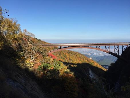 紅葉の中の橋 紅葉の中の橋 秋,紅葉,橋の写真素材