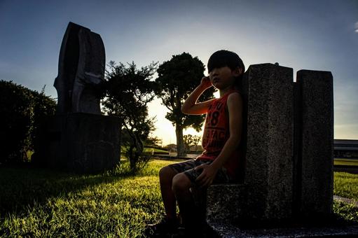 <素材>ランニング後に休憩する少年と夕日 <素材>ランニング後に休憩する少年と夕日 子供,男性,人物の写真素材