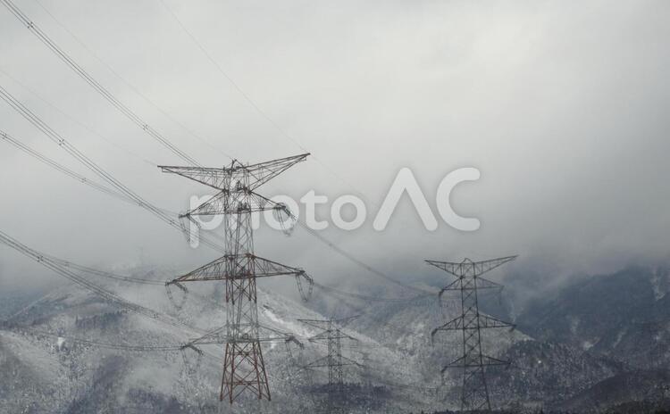 冬の山と鉄塔たち 鉄塔,山,雪の写真素材