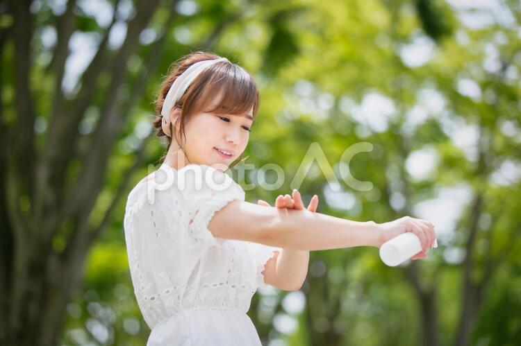 スキンケアする女性 虫除け,スプレー,虫除けスプレーの写真素材