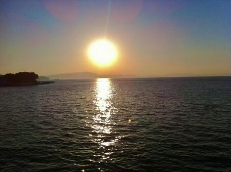 海に沈む夕日 夕日,夕焼け,海の写真素材