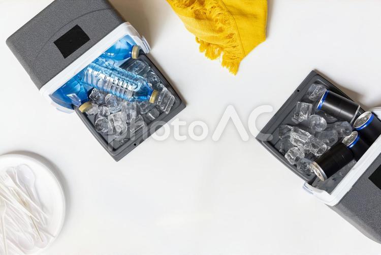 真上から見た保冷バッグとペットボトルと缶 アイスバッグ,アイスキューブ,スプーンの写真素材
