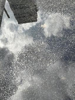 水たまりに映るビルと空 水たまり,空,雨上がりの写真素材