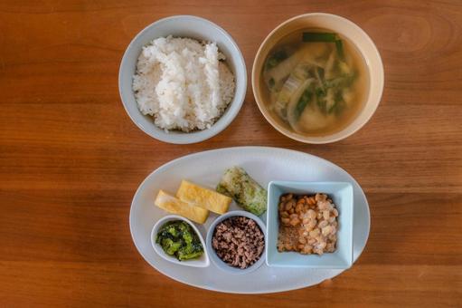 和食の朝食セット ご飯と味噌汁と納豆 和食の朝食セット ご飯と味噌汁と納豆の写真