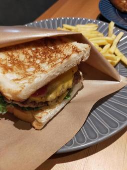 ワンハンドレッドバーガー 美味しい,トマト,ランチの写真素材