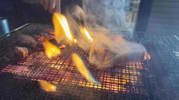 ホルモン焼肉屋　炭焼き　網と炎 焼肉,牛,カルビの写真素材