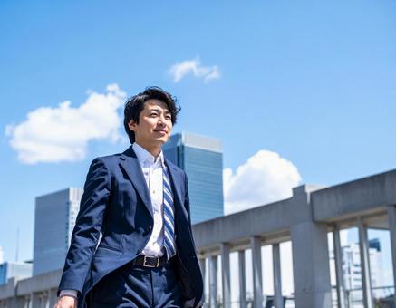 爽やかな印象のビジネスマン男性 爽やかな印象のビジネスマン男性の写真