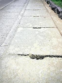 路地裏、側溝の続く道 路地裏、側溝の続く道 側溝,側溝蓋,現場打ちの写真素材