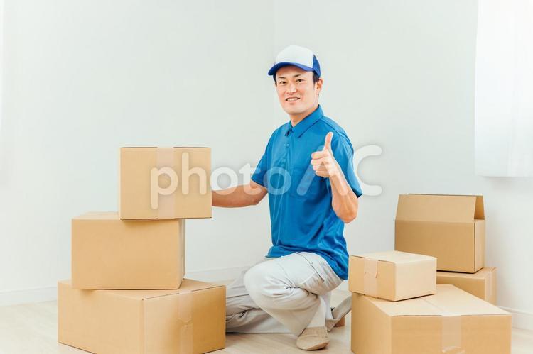引越し作業をする男性（笑顔） 引越し,引越し業者,ダンボールの写真素材