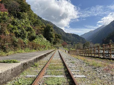 晴天の空と線路 晴天,秋,秋晴れの写真素材