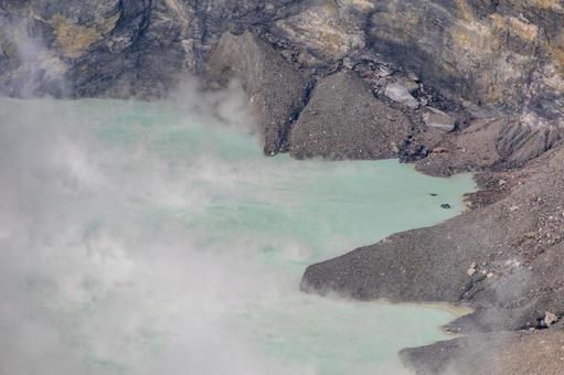 阿蘇中岳第一火口の溜まった変色水と湯気 阿蘇中岳第一火口の溜まった変色水と湯気の写真