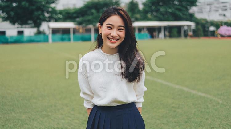 白いセーターの爽やかな笑顔 女性,アジア人,若いの写真素材