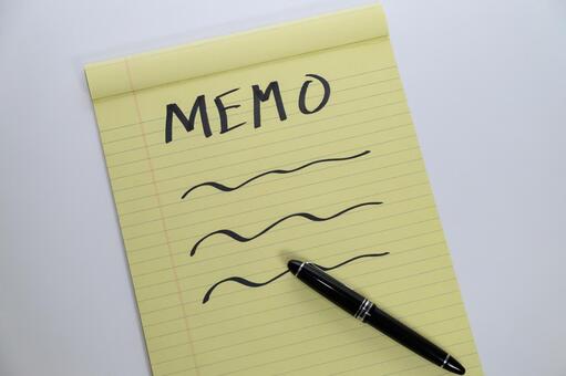 メモとペンが置かれたイエローのノート メモ,ノート,コピースペースの写真素材