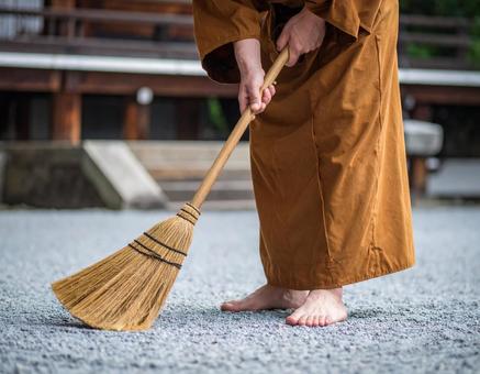 境内の清掃 境内の清掃の写真