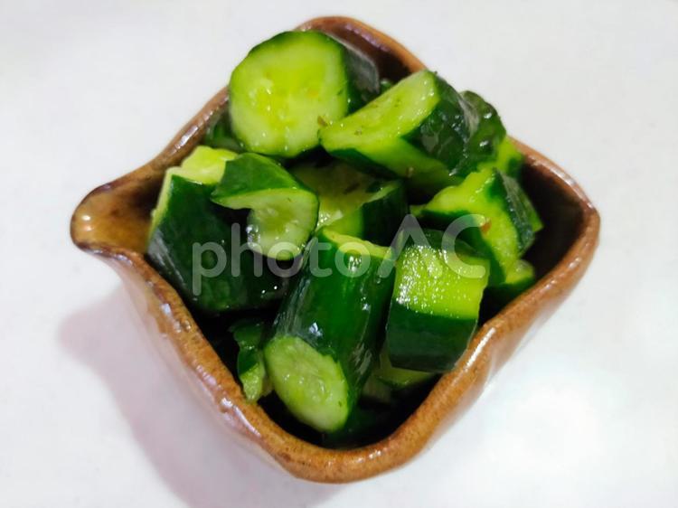 家庭で作るきゅうりの漬物 浅漬け,野菜,おかずの写真素材