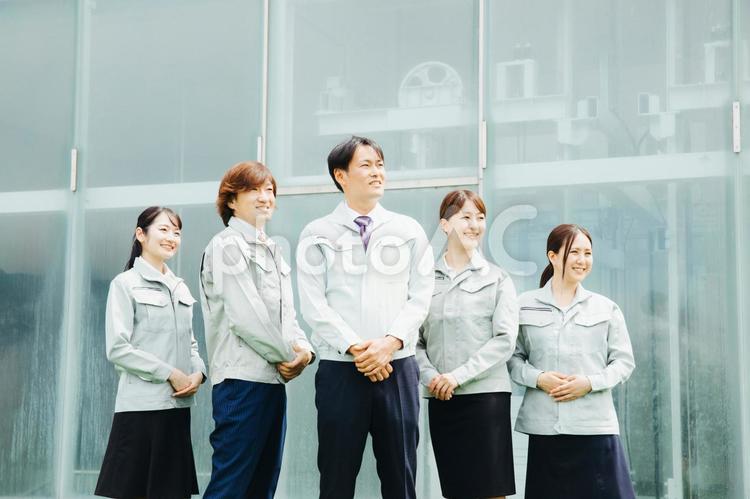作業着をきた会社員（屋上・5人） 作業服,エンジニア,作業着の写真素材