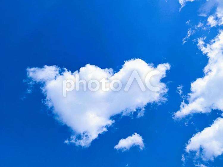 青い空と白い雲の風景 青空,雲,ひかりの写真素材