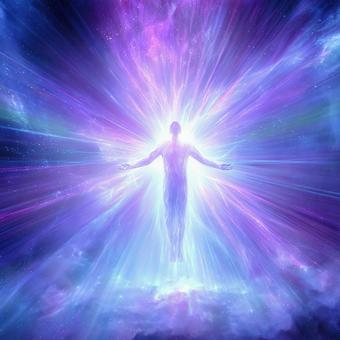宇宙的な光を放つ人物の全身像 宇宙的な光を放つ人物の全身像の写真