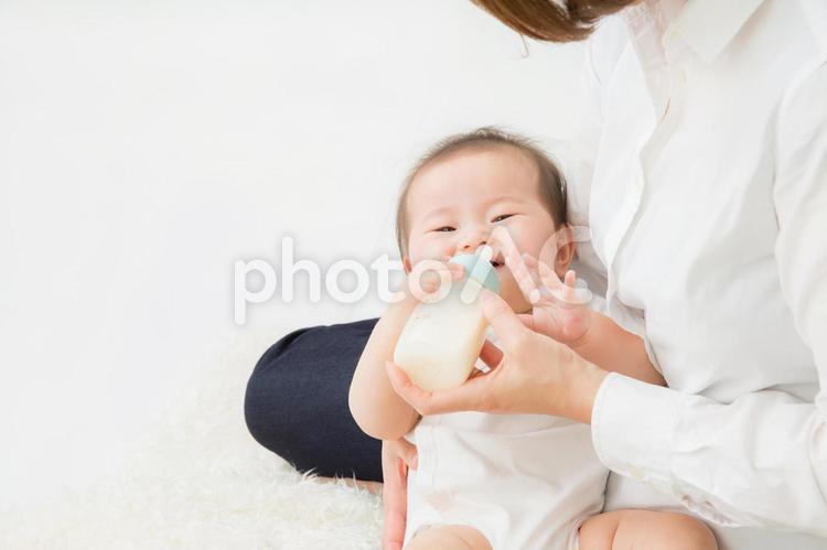 ミルクを飲まない赤ちゃん 飲まない,哺乳瓶,ミルクの写真素材