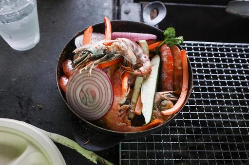 網焼きで焼いたパエリア 網焼きで焼いたパエリア グリル,キャンプ,バーベキューの写真素材