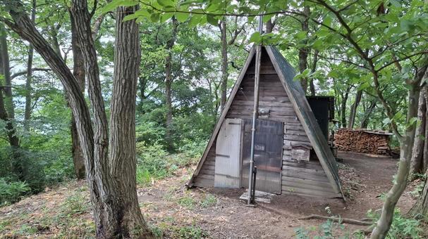 山頂の 山頂の 山小屋,小屋,トタン屋根の写真素材