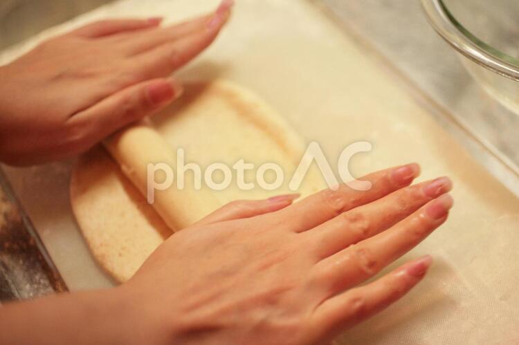 生地を伸ばす パン,成形,生地の写真素材