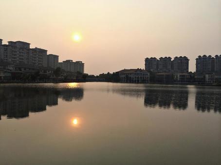 池の夕陽 池の夕陽の写真