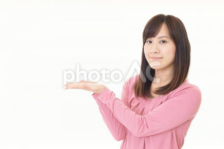 掌を見せる笑顔の女性 女性,女,笑顔の写真素材