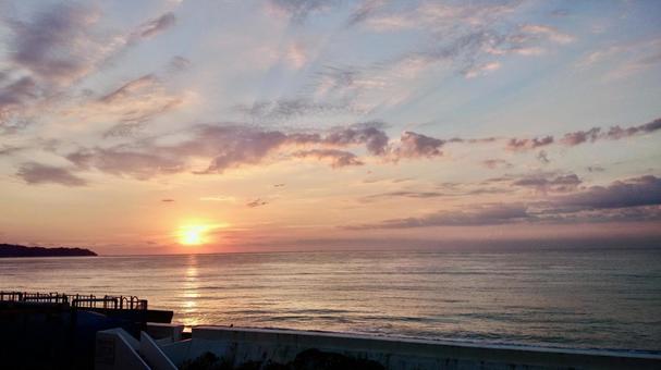 海から見える朝日 日の出 海から見える朝日 日の出 海,朝日,空の写真素材