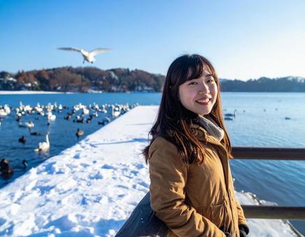 冬の湖・白鳥を観察する彼女 冬の湖・白鳥を観察する彼女の写真