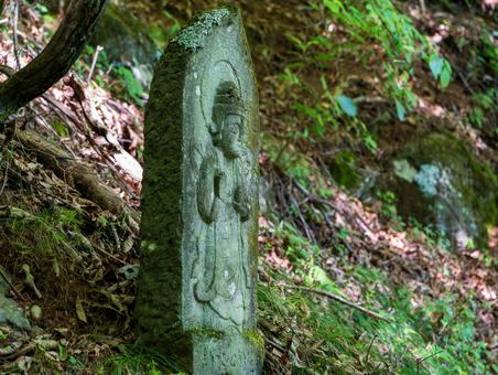 小楢山父恋し道登山道の苔むした地蔵 小楢山父恋し道登山道の苔むした地蔵 小楢山,地蔵,山梨百名山の写真素材