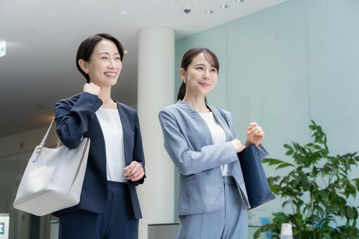 オフィスに通勤をするビジネスウーマン 通勤,ビジネスウーマン,女性の写真素材