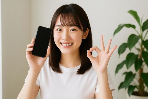 スマホで通話する女性 スマホで通話する女性の写真