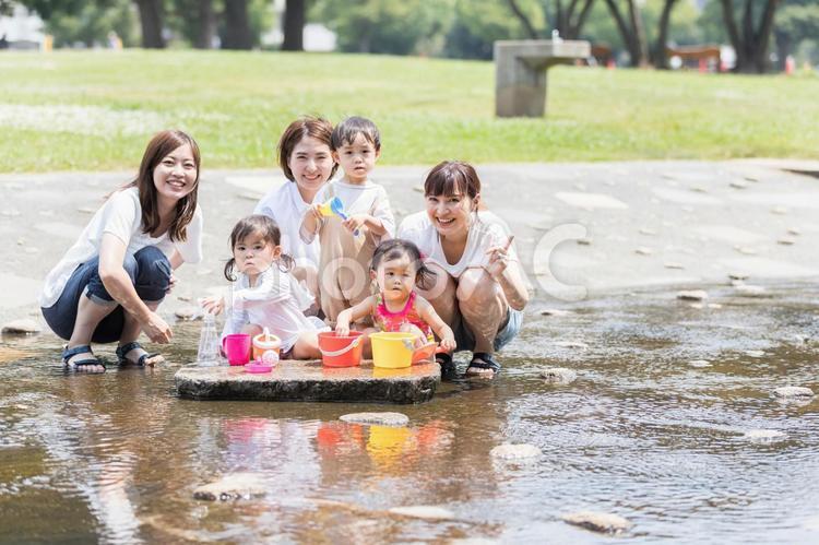 ママ友　母親　育児　水遊び ママ友,公園,女性の写真素材