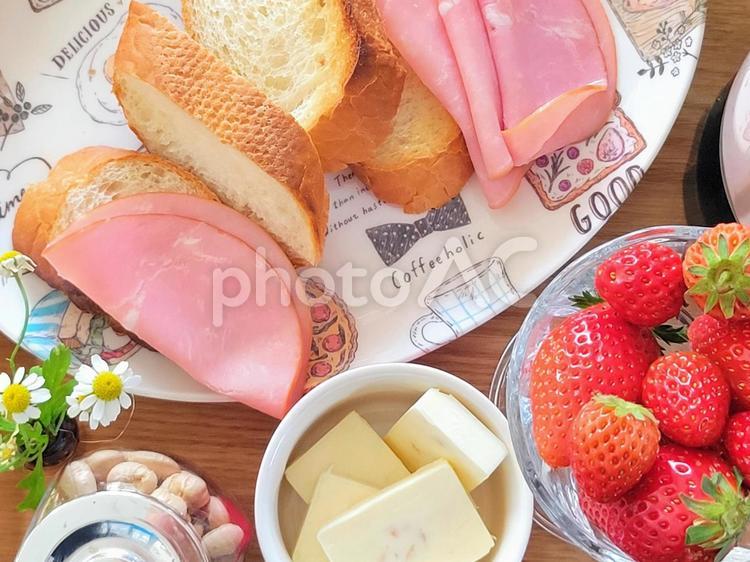たくさんの苺とバゲットの朝食 朝食,いちご,パン食の写真素材