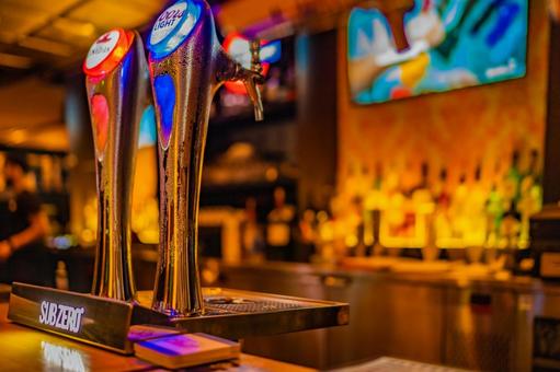 夜のバーテンダーの視点 夜のバーテンダーの視点 ビール,タップ,ハンドルの写真素材
