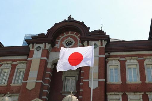 祝日の東京駅 祝日の東京駅 祝日,祭日,日本国旗の写真素材