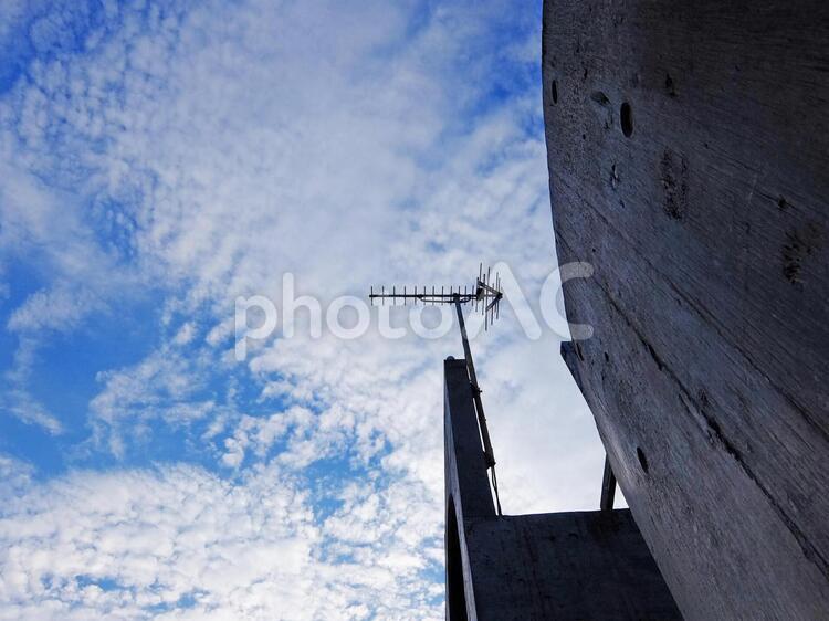 天気のいい空とテレビのアンテナ アンテナ,住宅,設備の写真素材