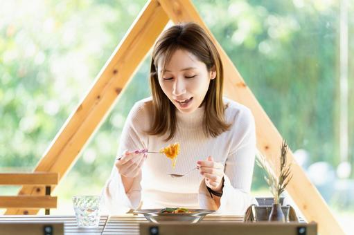 カフェでパスタを食べる女性 カフェでパスタを食べる女性 女性,カフェ,ランチの写真素材