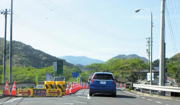 徐行しながら通過する橋の上 徐行しながら通過する橋の上 徐行,電光掲示板,工事の写真素材