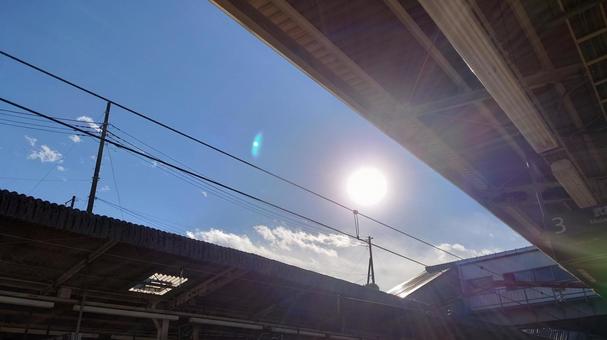 駅のホームから見上げる太陽 駅のホームから見上げる太陽の写真