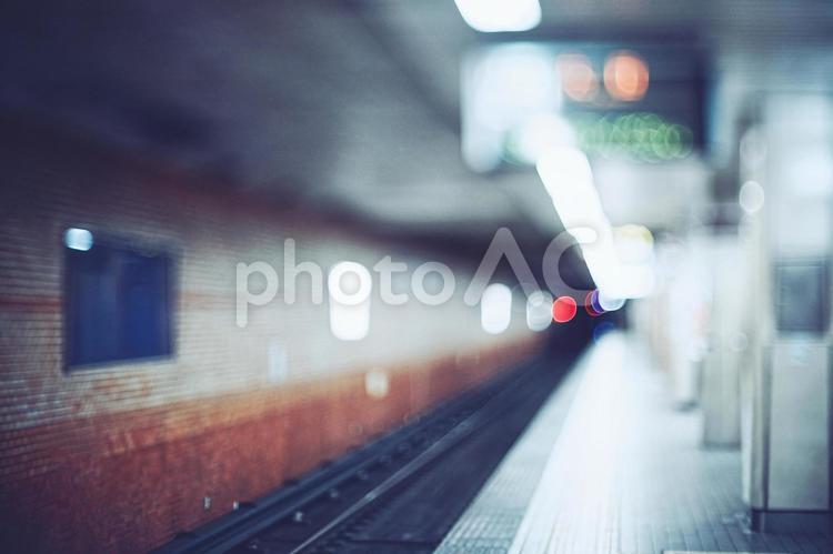 地下鉄の風景 ぼかしイメージ 地下鉄,駅,背景の写真素材