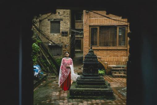 古都パタンの中庭で祈るネパール人女性  古都パタンの中庭で祈るネパール人女性  ネパール,パタン,古都の写真素材