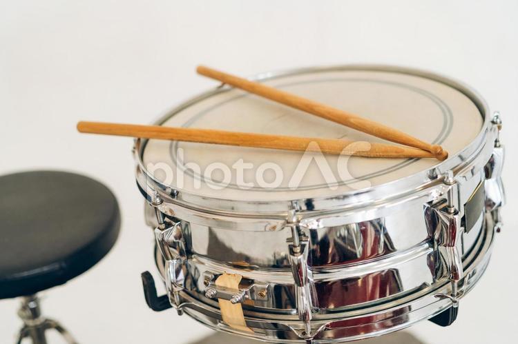 スネアドラムとドラムスティックと椅子 ドラム,スネアドラム,椅子の写真素材
